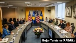 Senatorët amerikanë Chris Murphy, Jeanne Shaheen dhe Tom Tillis gjatë takimit me kryeministrin e Kosovës, Albin Kurti. Prishtinë, 21 prill 2022.