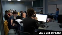 U Školi i zajednici nema ni pismenih, ni usmenih provjera, već se učenike vrednuje u odnosu na ono što čine i po učinku što ga postignu.