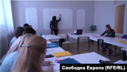 Часът по български за украински бежанци в Академия "Никола Тесла"