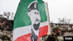 ჩეჩენთა ბატალიონ "ახმადის" წევრები უკრაინის ქალაქ მარიუპოლში. 2022 წლის 17 აპრილი