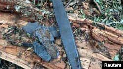 Fragmente ale unei drone rusești Geran zac pe sol în apropierea satului Plauru, România - 25 iulie 2024.