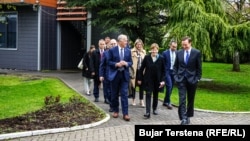 Senatori Chris Murphy, Jeanne Shaheen i Tom Tillis tokom posete Prištini, 21. april 2022. 