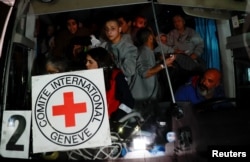 Israelul a eliberat 90 de palestinieni ținuți în detenție administrativă, adică fără acuzare, în închisoarea militară Ofer de lângă Ramallah, în Cisiordania. Majoritatea sunt femei și minori.