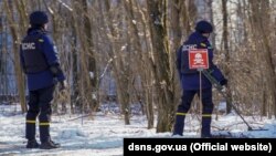 У поліції закликають усіх, хто помітив небезпечні предмети, не наближатися до них, а повідомити про знахідку у чат-бот Кіберполіції