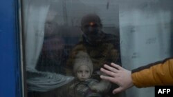 Otac se oprašta sa kćerkom na željezničkoj stanici u Odesi 7. marta 2022.