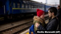 Par se oprašta prije no što se djevojka ukrca na voz za Lavov. Muškarci moraju ostati kako bi se borili, dok žene i djeca napuštaju Ukrajinu.