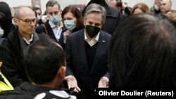Sekretari amerikan i Shtetit, Antony Blinken takohet me refugjatët në pikëkalimin kufitar ndërmjet Polonisë dhe Ukrainës. 5 mars, 2022.
