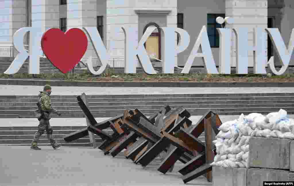 &quot;Češki ježevi&quot; na trotoaru ispred znaka &quot;Volim Ukrajinu&quot; u centru Kijeva, 7. mart.