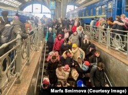 უკრაინელი ლტოლვილები ცდილობენ მოხვდნენ მატარებელში პოლონეთისკენ.