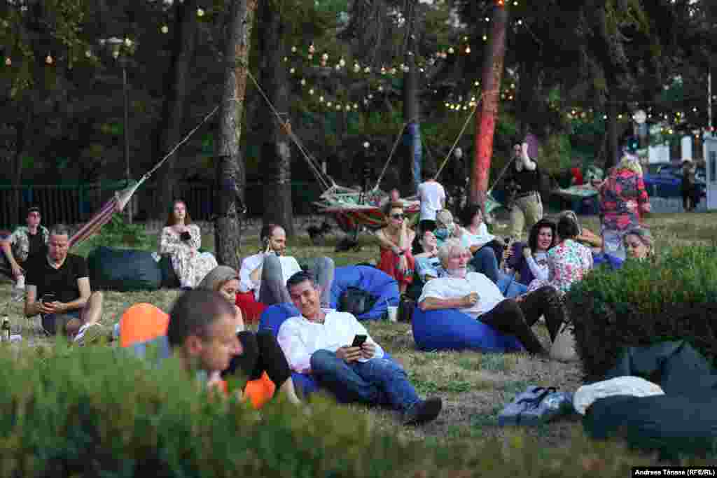 Mai multe persoane se relaxează înaintea galei extraordinare de deschidere a festivalului &bdquo;Promenada Operei&rdquo;.