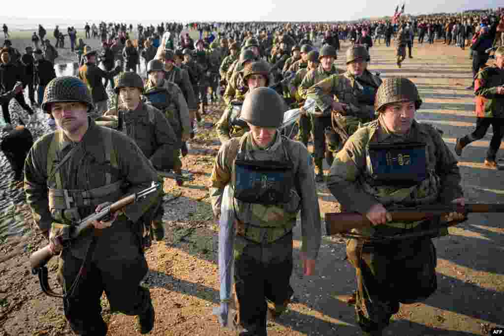 Pasionații de &bdquo;reconstituirea&rdquo; unor bătălii istorice au ieșit joi dimineață în uniforme pe Plaja Utah, unul din locurile legendare ale debarcării din Normandia.&nbsp; &nbsp;