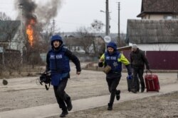 Trupele ruse bombardează masiv populația civilă pe singura rută folositp de localnici pentru. afugi din orașul Irpin, situayt la 24 de kiolemru distanță de Kiev, în timp ce invadatorii înaintează spre capitala Ucrainei. 6 martie 2022.