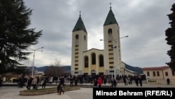 Ukrajinci su u posljednjih nekoliko godina bili među najbrojnijim hodočasnicima u Međugorju (na fotografiji vjernici ispred crkve u Međugorju, mart 2022)