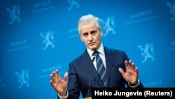 Jonas Gar Stere, premijer Norveške, upozorava da količine gasa koje ta država može isporučiti nisu dovoljne da zamene trenutni izvoz iz Rusije u EU. Fotografija sa konferencije o zbivanjima u Ukrajini, organizovane u glavnom gradu Norveške Oslu, na dan početka ruske invazije 24. februara 2022.