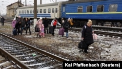 Ukrajinci, mahom žene i djeca, napuštaju Lviv, 5. mart 2022.