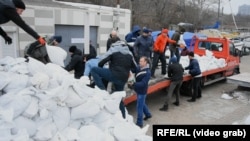 Voluntarii ajută la construirea de baricade fortificate în apropierea portului din Odesa. Rușii și statele africane cer deminarea acestuia și reintroducerea lui în circuitul comercial. Rusia pretinde că minele ar fi singura piedică pentru reluarea exporturilor.