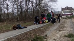 Gazetarët ikin nga granatimet në Irpin