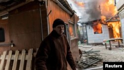 Forțele ruse au bombardat chiar și singura cale de evacuare a civililor din orășelul Irpin, aflat la 24 de kilometri de capitala Kiev. Două acorduri de încetare a focului au eșuat ieri, 6 martie, în orașul Mariupol, punct cheie pentru controlul Crimeei și Mării Negre. 