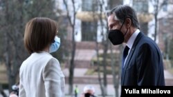 Secretarul de stat american Antony Blinken și președinta moldoveană Maia Sandu pe treptele președinției de la Chișinău, după convorbirile purtate la 6 martie.