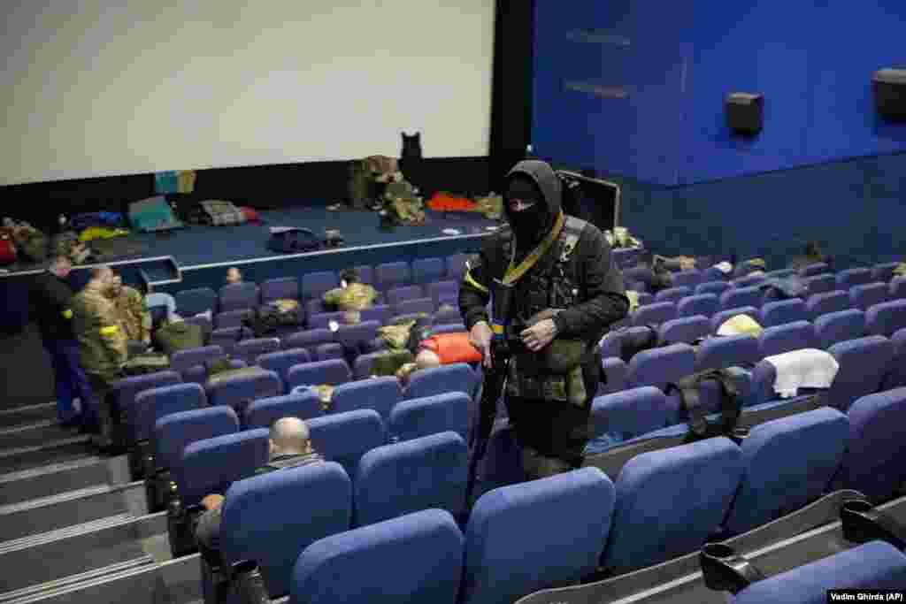 Az egyik kijevi mozitermet használják bázisnak az ukrán területi védelmi erők