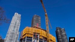 Șantier de construcții la Chicago, pe 12 martie 2025. Unele tipuri de oțeluri din import se vor scumpi mult în America.