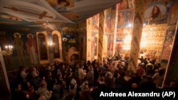 Cea mai importantă sărbătoare a creștinătății, Paștele, este celebrată, în cei mai mulți ani, la date diferite de Biserica Ortodoxă și cea Catolică. Imagine ilustrativă din timpul slujbei religioase de Paște la Biserica Parohiei Brâncuși din București, 24 aprilie 2022.