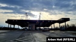 Në pikëkalimin kufitar të Merdares në kufirin mes Kosovës dhe Serbisë, shoferët vendosin stikera në targat e veturave të tyre. 22 prill 2022.