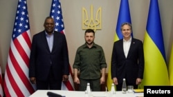 Secretarul de stat american Antony Blinken și ministrul american al apărării Lloyd Austin la întâlnirea lor de la Kiev cu președintele ucrainean Volodimir Zelenski 
