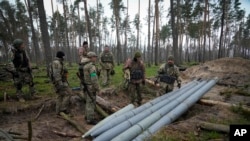 უკრაინელი ჯარისკაცები სოფელ ბერეზივკისთან რუსეთის არმიის მიტოვებულ რაკეტებთან. 2022 წელი (საილუსტრაციო ფოტო)
