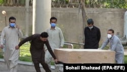 خلک له کورونا وايرسه د مړ شوي يو تن جسد انتقالوي