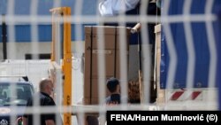 Federalne uprave Civilne zaštite preuzima kineske respiratore na sarajevskom aerodromu, 30. april 2020.