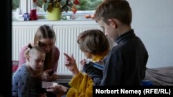 Alina Cotețiu Nodiș primește în propria locuință mamele și copiii care vin din Ucraina. Are la dispoziție 25 de locuri, spune aceasta, dar, la nevoie, poate să mai facă rost de mai mult spațiu: „suntem pregătiți”. 