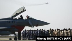 МиГ-29 на българските военновъздушни сили каца на "Граф Игнатиево" на фона на испански Eurofighter EF-2000 Typhoon II на 21 февруари 2022 г. 