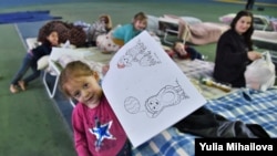 Centrul de plasament temporar de la Manejul de atletică ușoară din Chișinău a găzduit peste 10.000 de refugiați în primele zile de război și a fost închis la sfârșitul lunii martie 2022. 