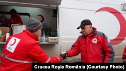 Ioan Silviu Lefter (în dreapta), alături de un reprezentant al Semilunii Roșii, echivalentul Crucii Roșii din Turcia.