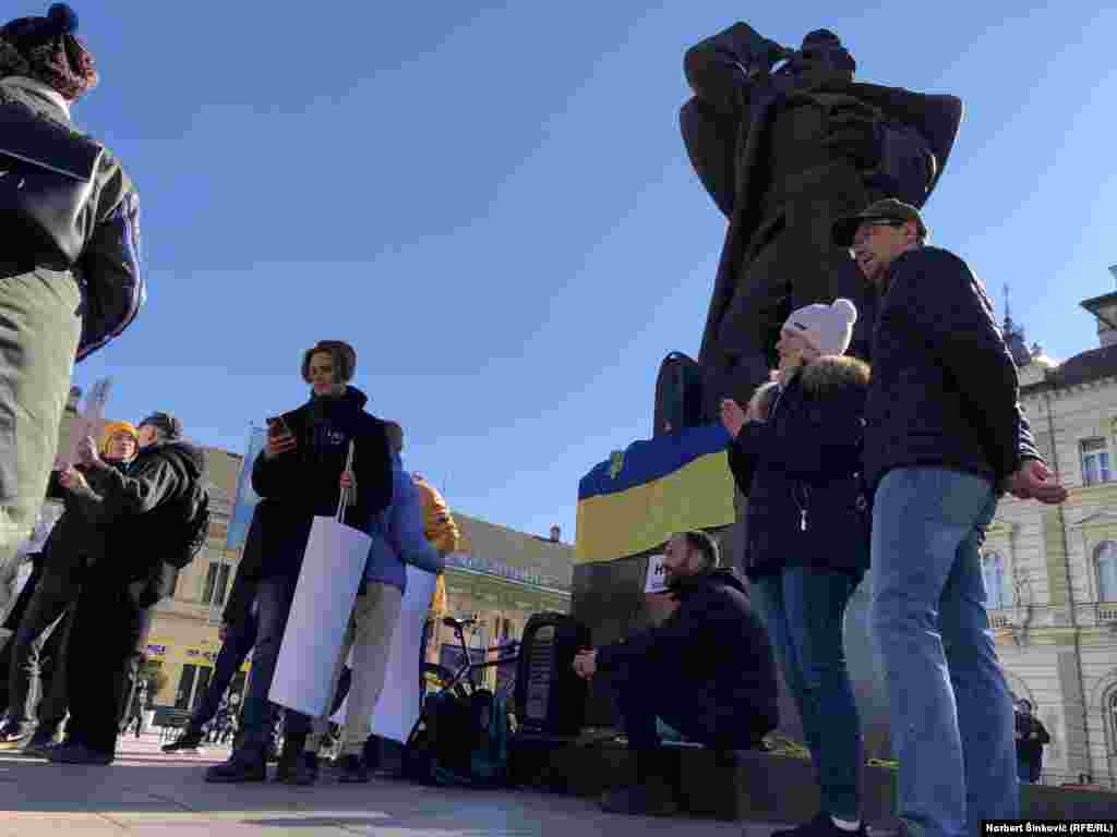 &bdquo;Ovo nije rat Rusa protiv Ukrajinaca, ovo je rat Putina protiv komšija&ldquo;, rečeno je na protestu ruske, beloruske i ukrajinske zajednice u Novom Sadu