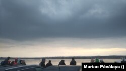 Până la începerea războiului, angajații Navrom Bac nu permiteau ca la bord să fie mai mult de 100 de persoane, cu excepția celor din autoturisme și TIR-uri. Acum, în timpul zilei, trec și câte 700 de oameni care fug de luptele care se apropie și de Odesa.