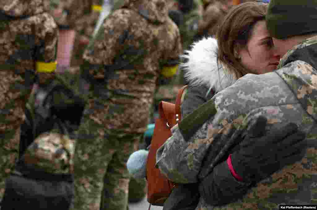 Senki sem tudja, mennyi időre kell elszakadniuk egymástól