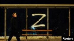 Илустрација - Симболот Z исцртан на автобуска постојка цо Санкт Петерсбург, 4 март 2022