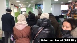 În interiorul unei filiale Mobiasbanca, care cumpăra grivne