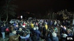 Симпатизанти на ГЕРБ пред сградата на Националната полиция в столичния квартал "Младост".