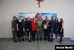 ილია სოროკინი (ცენტრში) სამხედრო ფორმაში