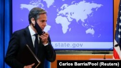  Az új amerikai külügyminiszter, Antony Blinken épp leveszi maszkját, amikor megérkezik első sajtótájékoztatójára Washingtonban, 2021. január 27.