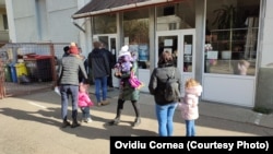 Numeroase familii le fac pașapoarte celor mici. Ei nu pot călători în străinătate fără acest document.