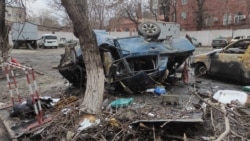 Megsemmisült járművek egy parkolóban, Mariupol, Ukrajna, 2022. március 10. Mariupol alpolgármestere, Szergej Orlov 2022. március 9-én kijelentette, hogy körülbelül 1200 civil halt meg az elmúlt két hétben az ukrajnai orosz invázió kezdete óta.