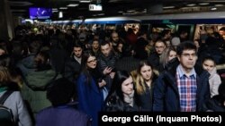 Dimineața și după-amiaza, când fluxul de călători era cel mai mare, trenurile de la metrou circulau și din 5 în 5 minute. Începând din iulie, călătorii așteaptă și 15 minute.