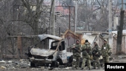 Руски военни във Волноваха, Източна Украйна