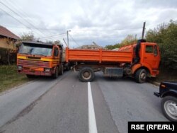 Blokirani autoput Priština-Raška u naselju Veliko Rudare u opštini Zvečan u znak protesta zbog policijske akcije 13. oktobra 2021. godine.