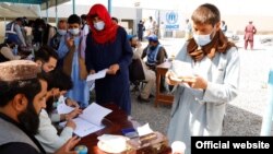 Interno raseljena lica primaju humanitarnu pomoć u Kabulu, Afganistan, 13 oktobra 2021.