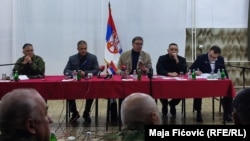S leva na desno: načelnik Generalštaba Vojske Srbije Milan Mojsilović, ministar odbrane Srbije Nebojša Stefanović, predsednik Srbije Aleksandar Vučić, ministar policije Aleksandar Vulin i direktor kancelarije za Kosovo u Vladi Srbije Petar Petković u Raškoj, 13. oktobra 2021. 